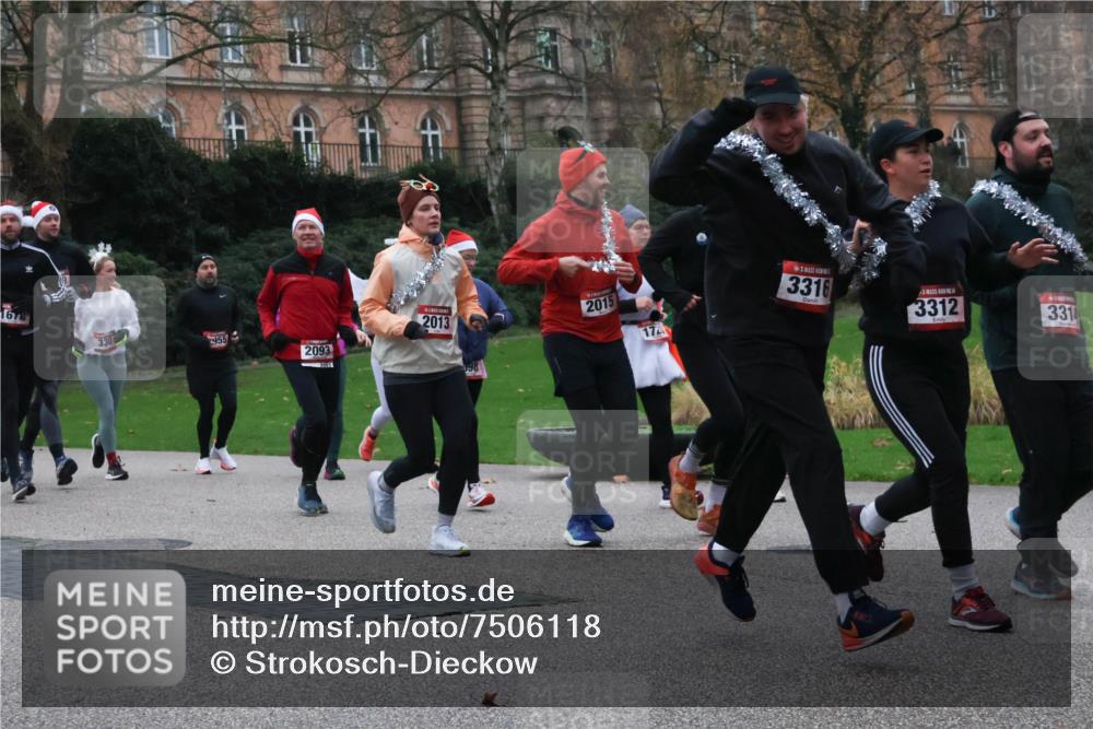 08.12.2024 - St. Pauli X-Mass-Run No. 14 Strokosch-Dieckow http://msf.ph/oto/7506118 08.12.2024 09:41:52 Laufen 955, 2093, 2013, 2015, 17, 3316, 3312, 3314 meine-sportfotos.de
