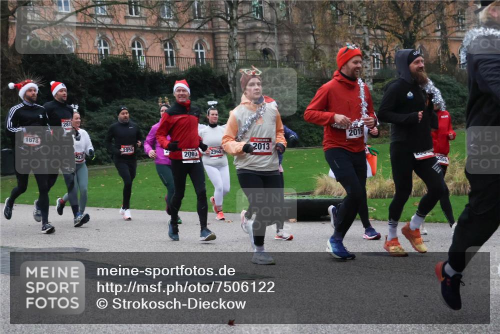 08.12.2024 - St. Pauli X-Mass-Run No. 14 Strokosch-Dieckow http://msf.ph/oto/7506122 08.12.2024 09:41:53 Laufen 1678, 2819, 2955, 2093, 2965, 00, 2013, 2015, 2194 meine-sportfotos.de