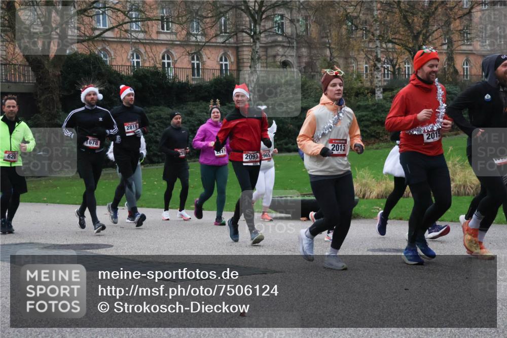 08.12.2024 - St. Pauli X-Mass-Run No. 14 Strokosch-Dieckow http://msf.ph/oto/7506124 08.12.2024 09:41:53 Laufen 620, 1678, 2819, 2093, 2965, 2093, 2013, 2015 meine-sportfotos.de