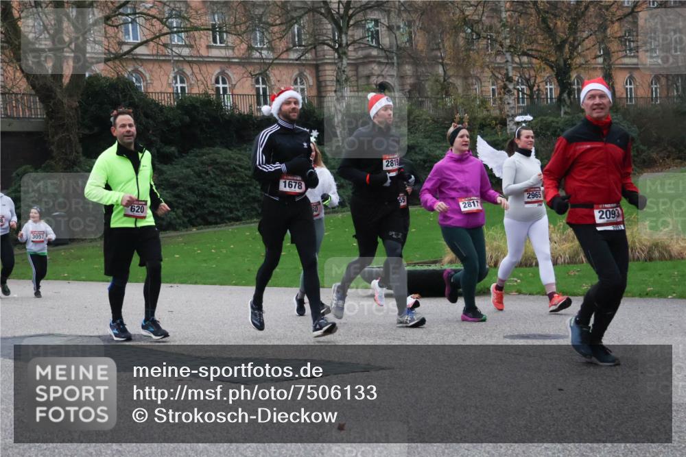 08.12.2024 - St. Pauli X-Mass-Run No. 14 Strokosch-Dieckow http://msf.ph/oto/7506133 08.12.2024 09:41:54 Laufen 3057, 620, 1678, 30, 2819, 2817, 2965, 2093, 2093 meine-sportfotos.de