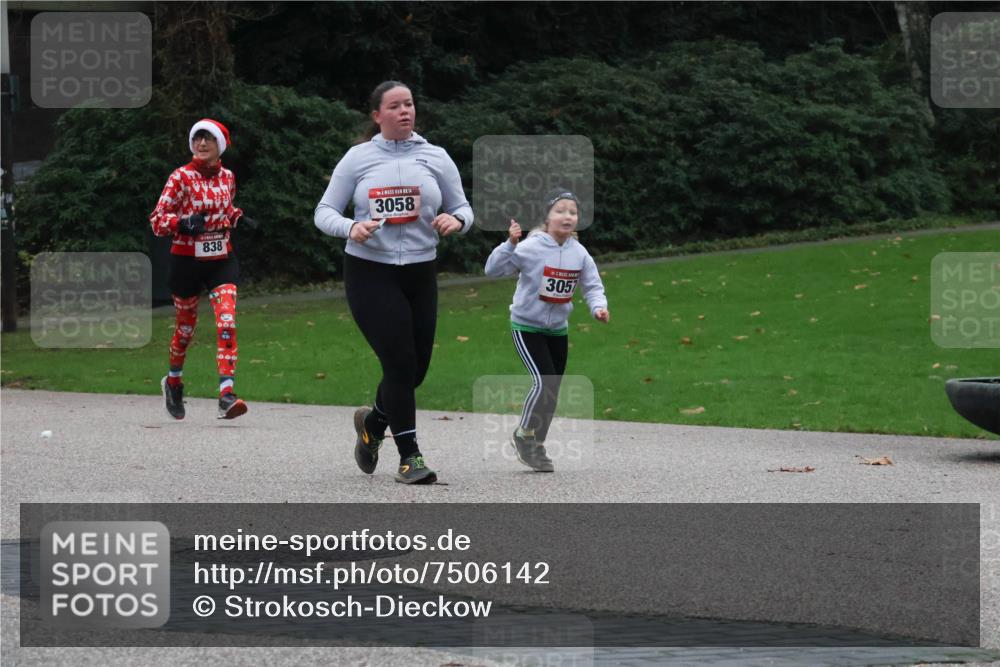 08.12.2024 - St. Pauli X-Mass-Run No. 14 Strokosch-Dieckow http://msf.ph/oto/7506142 08.12.2024 09:41:56 Laufen 838, 3058, 3057 meine-sportfotos.de