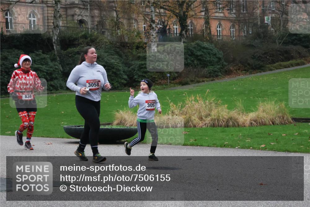 08.12.2024 - St. Pauli X-Mass-Run No. 14 Strokosch-Dieckow http://msf.ph/oto/7506155 08.12.2024 09:41:59 Laufen 838, 3058, 3057 meine-sportfotos.de