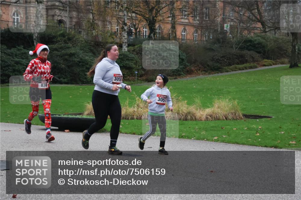 08.12.2024 - St. Pauli X-Mass-Run No. 14 Strokosch-Dieckow http://msf.ph/oto/7506159 08.12.2024 09:41:59 Laufen 838, 3058, 3057 meine-sportfotos.de