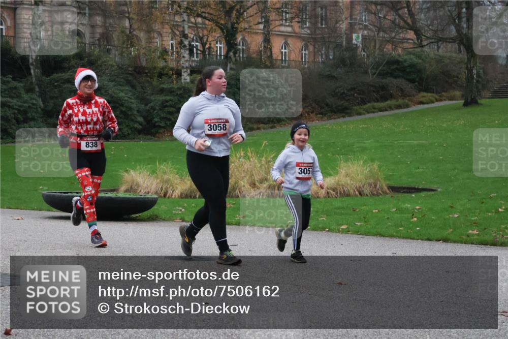 08.12.2024 - St. Pauli X-Mass-Run No. 14 Strokosch-Dieckow http://msf.ph/oto/7506162 08.12.2024 09:41:59 Laufen 4, 3058, 838, 3057 meine-sportfotos.de