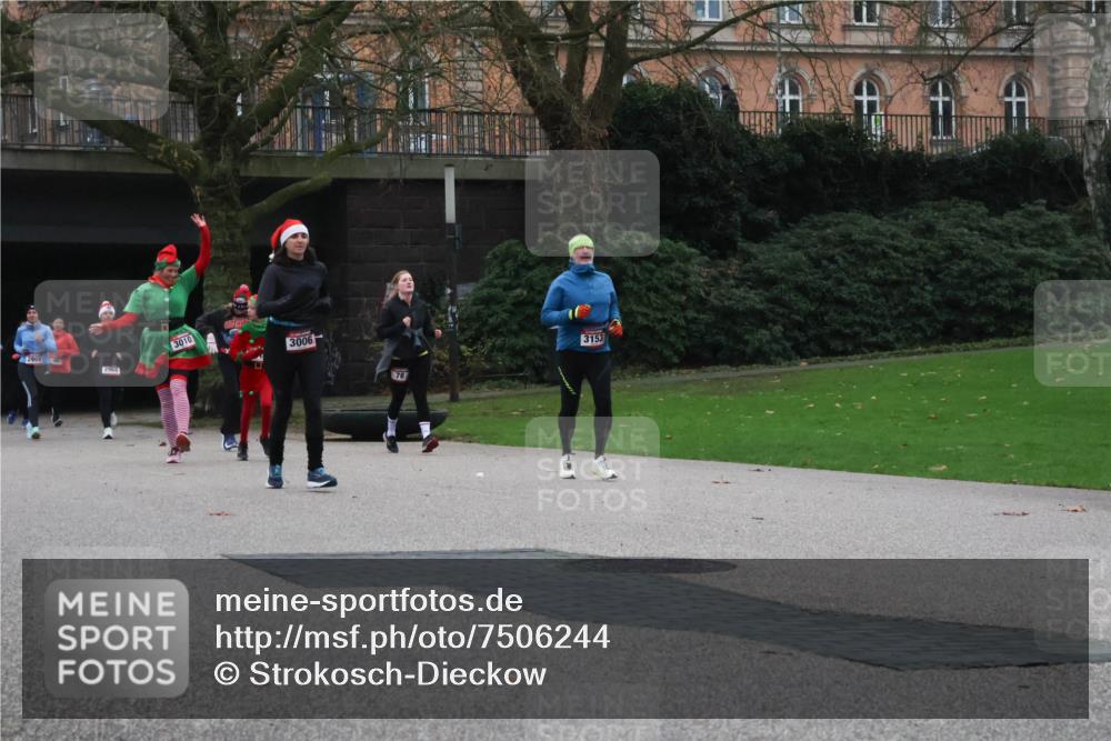 08.12.2024 - St. Pauli X-Mass-Run No. 14 Strokosch-Dieckow http://msf.ph/oto/7506244 08.12.2024 09:42:20 Laufen 2968, 3010, 3006, 78, 3153 meine-sportfotos.de