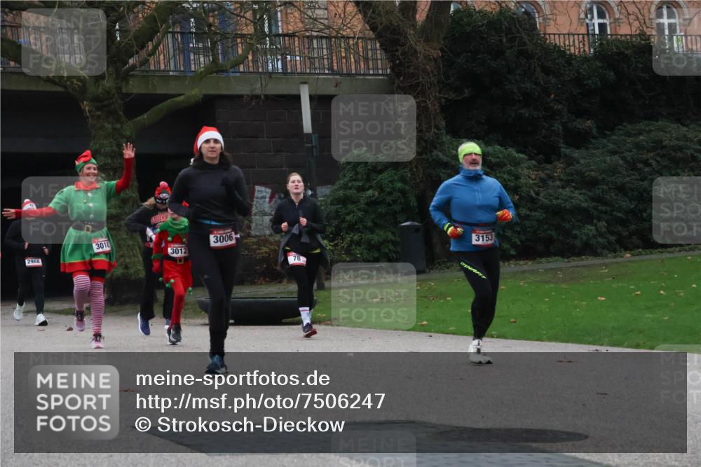 08.12.2024 - St. Pauli X-Mass-Run No. 14 Strokosch-Dieckow http://msf.ph/oto/7506247 08.12.2024 09:42:20 Laufen 2968, 3010, 3012, 3006, 78, 3153 meine-sportfotos.de