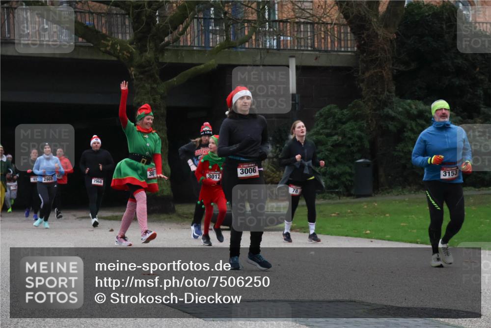 08.12.2024 - St. Pauli X-Mass-Run No. 14 Strokosch-Dieckow http://msf.ph/oto/7506250 08.12.2024 09:42:20 Laufen 65, 2969, 3012, 3006, 2968, 301, 78, 3153 meine-sportfotos.de