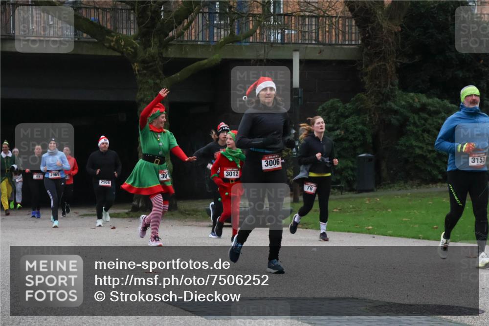 08.12.2024 - St. Pauli X-Mass-Run No. 14 Strokosch-Dieckow http://msf.ph/oto/7506252 08.12.2024 09:42:20 Laufen 2969, 65, 301, 3012, 2968, 3006, 78, 3153 meine-sportfotos.de