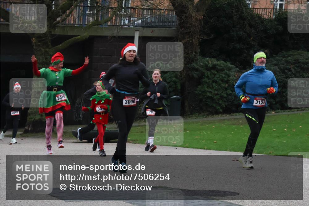 08.12.2024 - St. Pauli X-Mass-Run No. 14 Strokosch-Dieckow http://msf.ph/oto/7506254 08.12.2024 09:42:21 Laufen 2968, 3010, 30, 3006, 78, 3153 meine-sportfotos.de