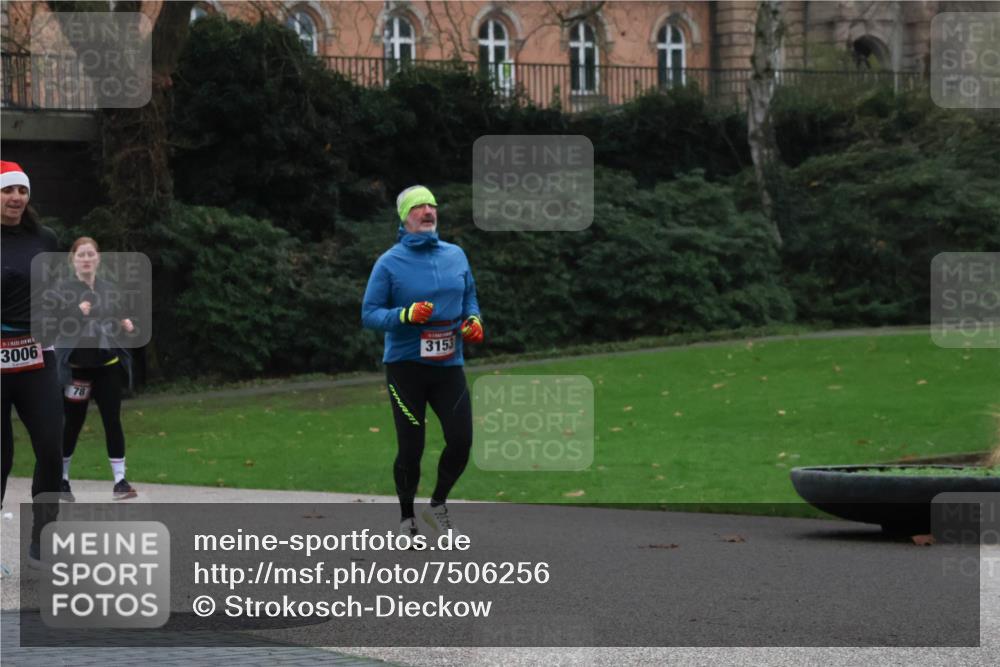 08.12.2024 - St. Pauli X-Mass-Run No. 14 Strokosch-Dieckow http://msf.ph/oto/7506256 08.12.2024 09:42:21 Laufen 3006, 78, 3153 meine-sportfotos.de