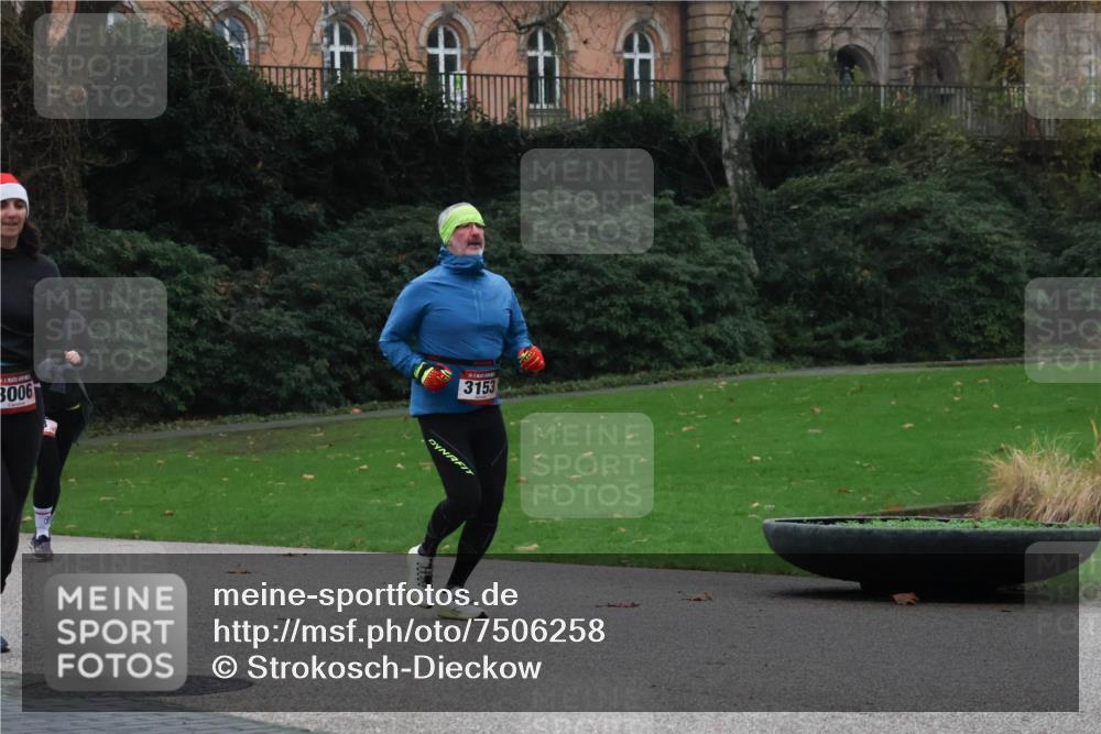 08.12.2024 - St. Pauli X-Mass-Run No. 14 Strokosch-Dieckow http://msf.ph/oto/7506258 08.12.2024 09:42:21 Laufen 3006, 3153 meine-sportfotos.de