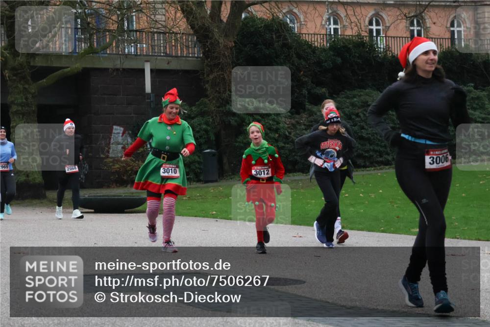 08.12.2024 - St. Pauli X-Mass-Run No. 14 Strokosch-Dieckow http://msf.ph/oto/7506267 08.12.2024 09:42:23 Laufen 2969, 2968, 3010, 3012, 3006 meine-sportfotos.de
