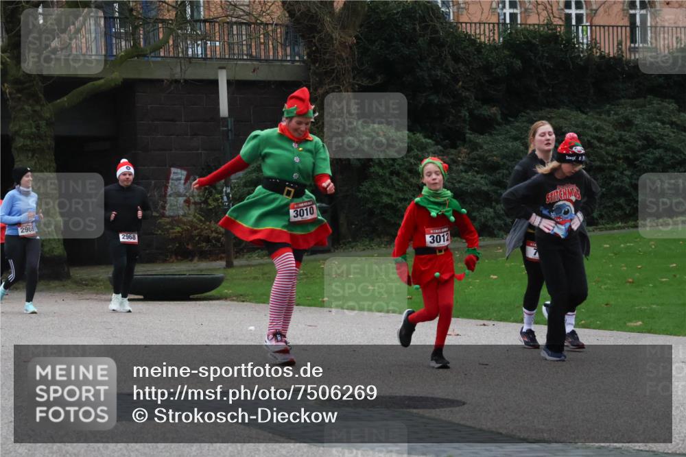 08.12.2024 - St. Pauli X-Mass-Run No. 14 Strokosch-Dieckow http://msf.ph/oto/7506269 08.12.2024 09:42:23 Laufen 2969, 2968, 3010, 100, 3012 meine-sportfotos.de