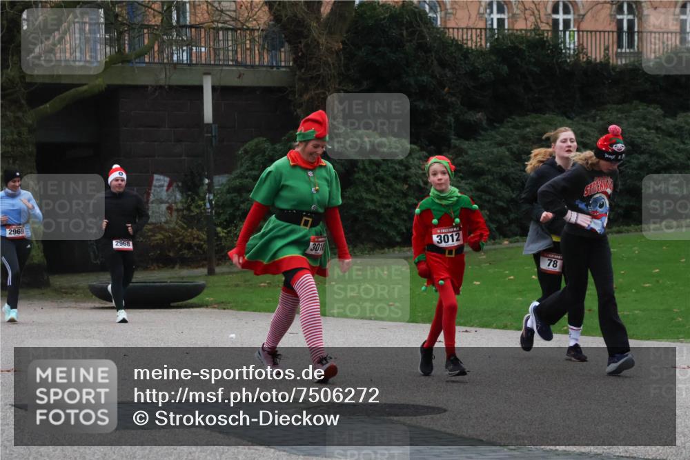 08.12.2024 - St. Pauli X-Mass-Run No. 14 Strokosch-Dieckow http://msf.ph/oto/7506272 08.12.2024 09:42:23 Laufen 2969, 3010, 2968, 3012, 78, 100 meine-sportfotos.de