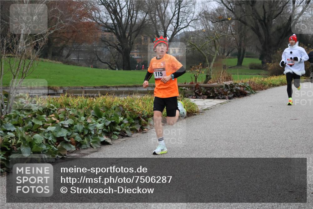 08.12.2024 - St. Pauli X-Mass-Run No. 14 Strokosch-Dieckow http://msf.ph/oto/7506287 08.12.2024 10:44:07 Laufen 115, 1345 meine-sportfotos.de
