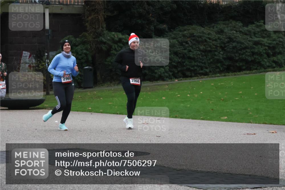 08.12.2024 - St. Pauli X-Mass-Run No. 14 Strokosch-Dieckow http://msf.ph/oto/7506297 08.12.2024 09:42:26 Laufen 2969, 2968 meine-sportfotos.de