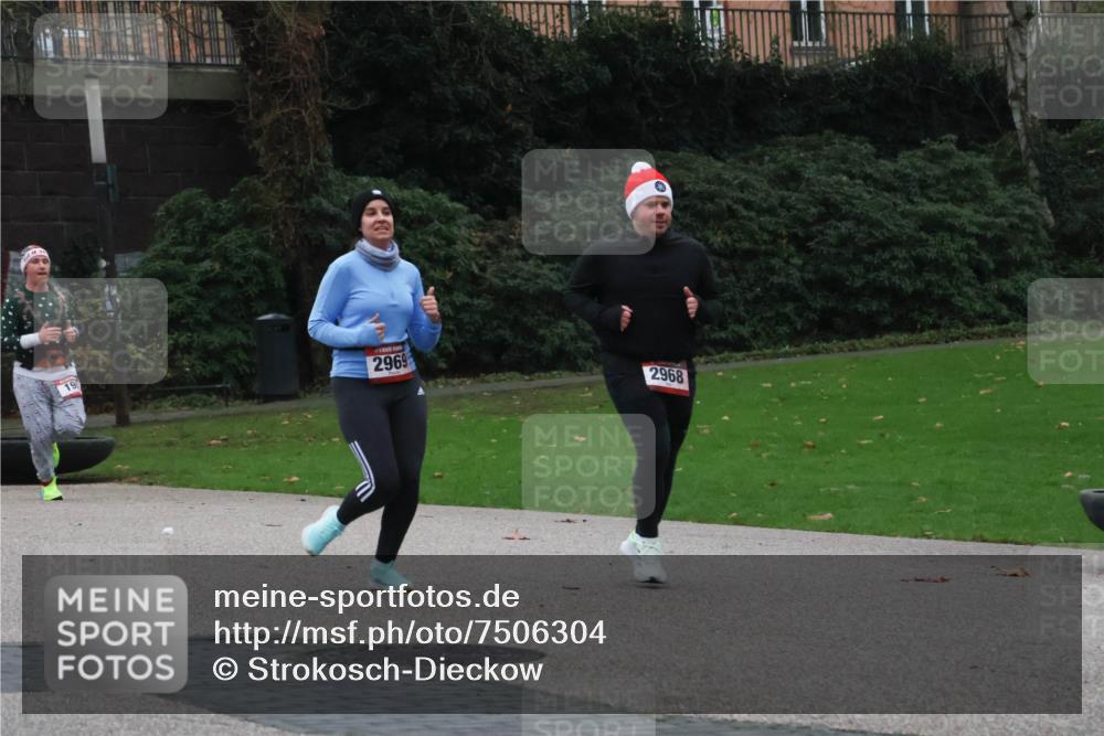 08.12.2024 - St. Pauli X-Mass-Run No. 14 Strokosch-Dieckow http://msf.ph/oto/7506304 08.12.2024 09:42:27 Laufen 19, 2969, 2968 meine-sportfotos.de