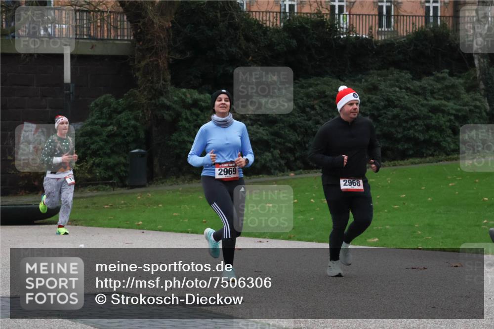 08.12.2024 - St. Pauli X-Mass-Run No. 14 Strokosch-Dieckow http://msf.ph/oto/7506306 08.12.2024 09:42:27 Laufen 19, 2969, 2968 meine-sportfotos.de