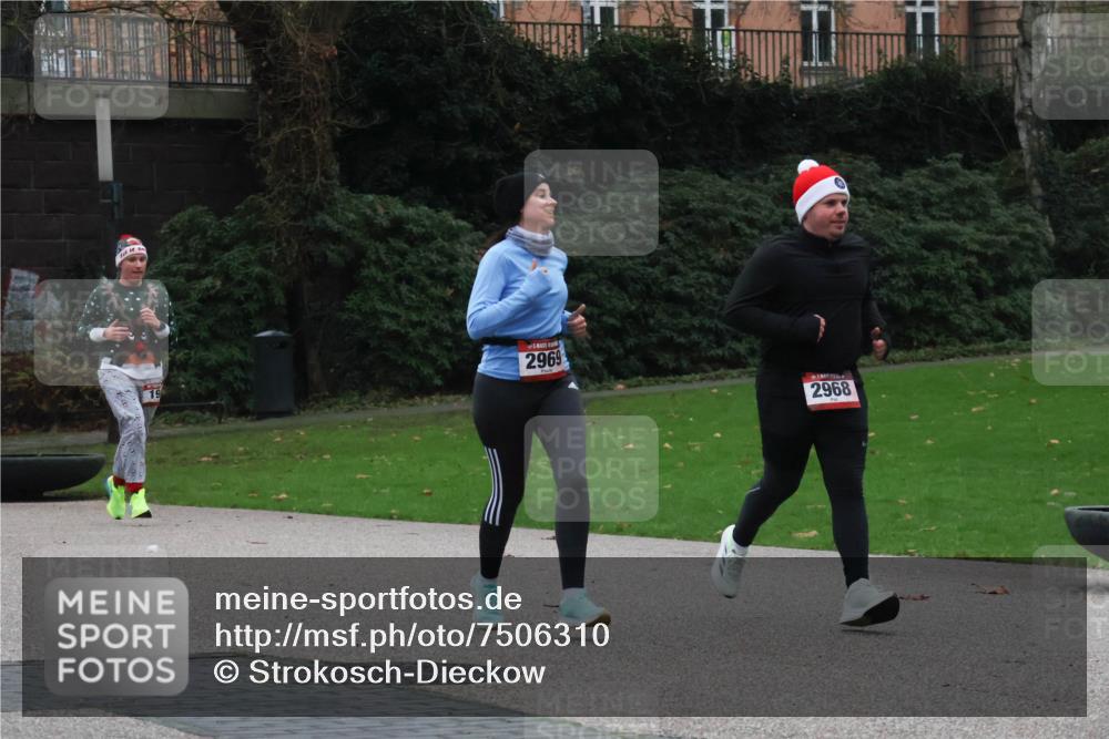 08.12.2024 - St. Pauli X-Mass-Run No. 14 Strokosch-Dieckow http://msf.ph/oto/7506310 08.12.2024 09:42:27 Laufen 2969, 19, 2968 meine-sportfotos.de
