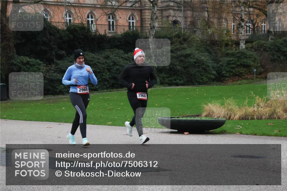 08.12.2024 - St. Pauli X-Mass-Run No. 14 Strokosch-Dieckow http://msf.ph/oto/7506312 08.12.2024 09:42:28 Laufen 2969, 2968 meine-sportfotos.de