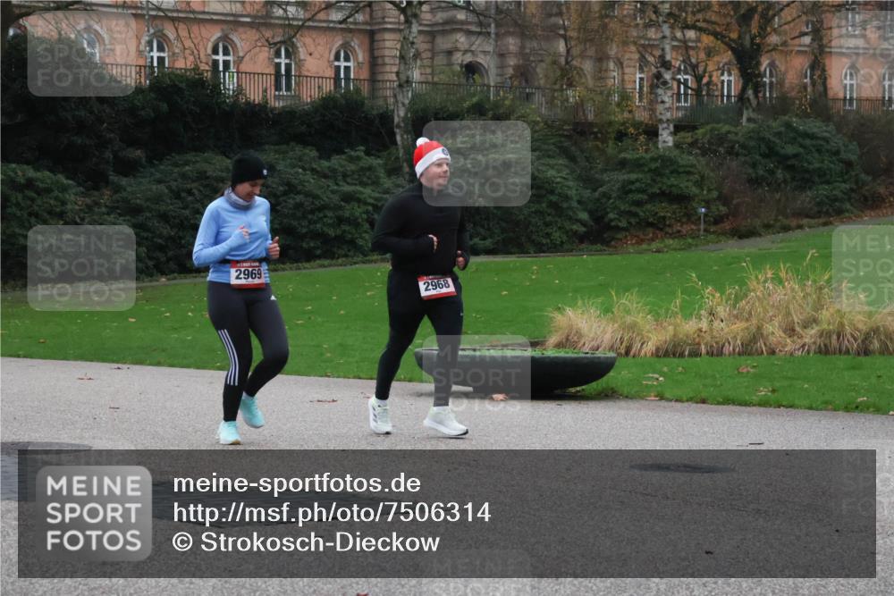 08.12.2024 - St. Pauli X-Mass-Run No. 14 Strokosch-Dieckow http://msf.ph/oto/7506314 08.12.2024 09:42:28 Laufen 2969, 2968 meine-sportfotos.de