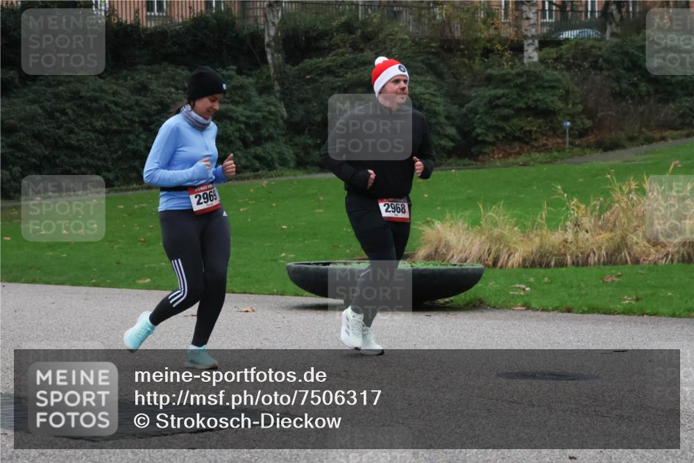 08.12.2024 - St. Pauli X-Mass-Run No. 14 Strokosch-Dieckow http://msf.ph/oto/7506317 08.12.2024 09:42:28 Laufen 2969, 2968 meine-sportfotos.de