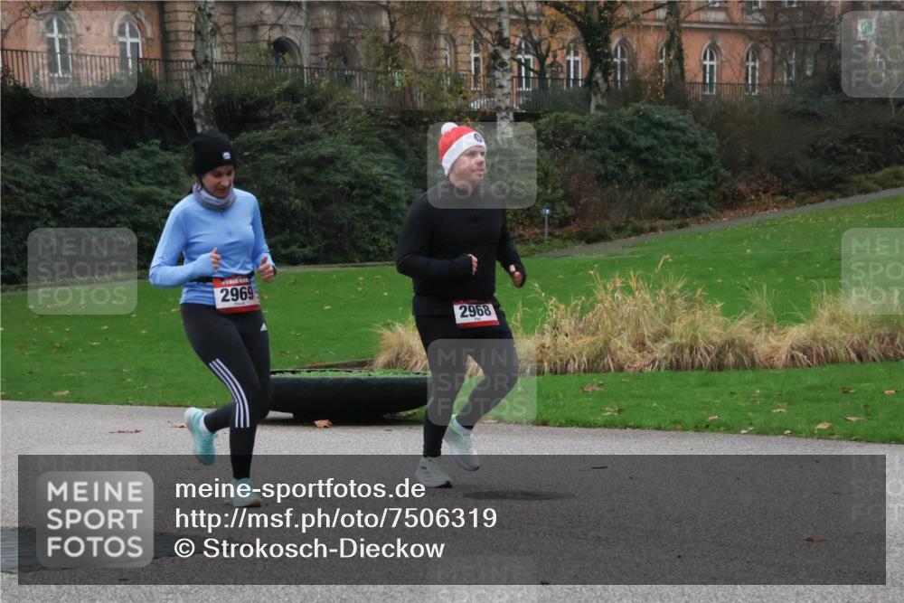 08.12.2024 - St. Pauli X-Mass-Run No. 14 Strokosch-Dieckow http://msf.ph/oto/7506319 08.12.2024 09:42:29 Laufen 2969, 2968 meine-sportfotos.de