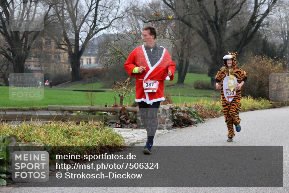 08.12.2024 - St. Pauli X-Mass-Run No. 14 Strokosch-Dieckow http://msf.ph/oto/7506324 08.12.2024 10:44:40 Laufen 387, 387, 1133 meine-sportfotos.de