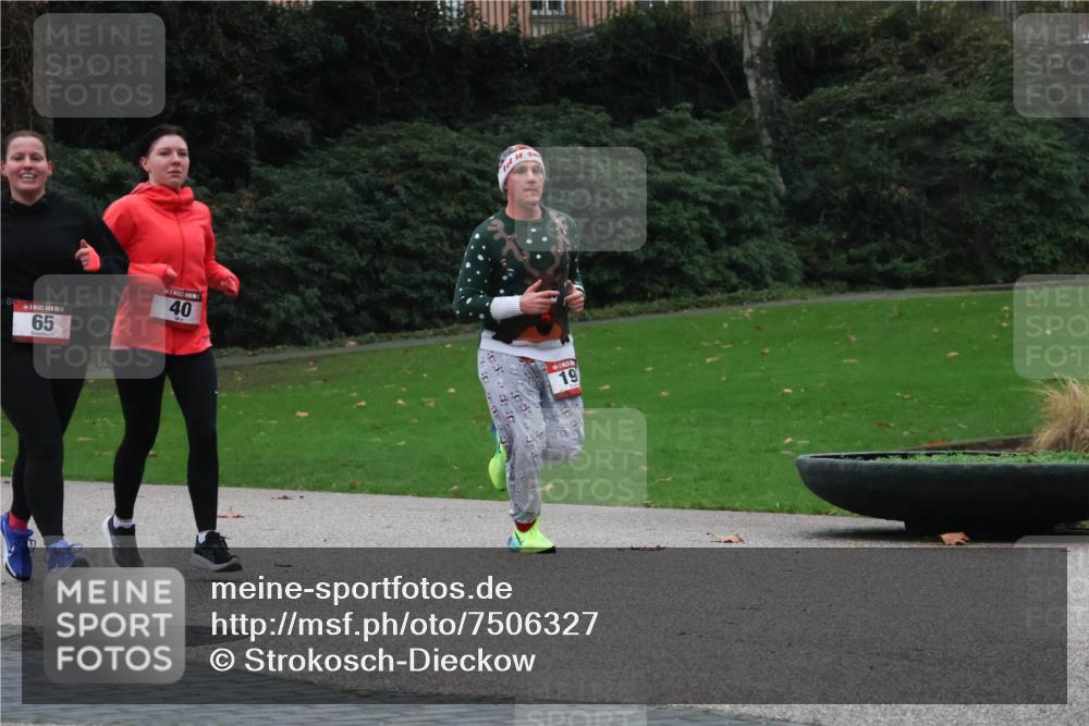 08.12.2024 - St. Pauli X-Mass-Run No. 14 Strokosch-Dieckow http://msf.ph/oto/7506327 08.12.2024 09:42:30 Laufen 65, 40, 19 meine-sportfotos.de