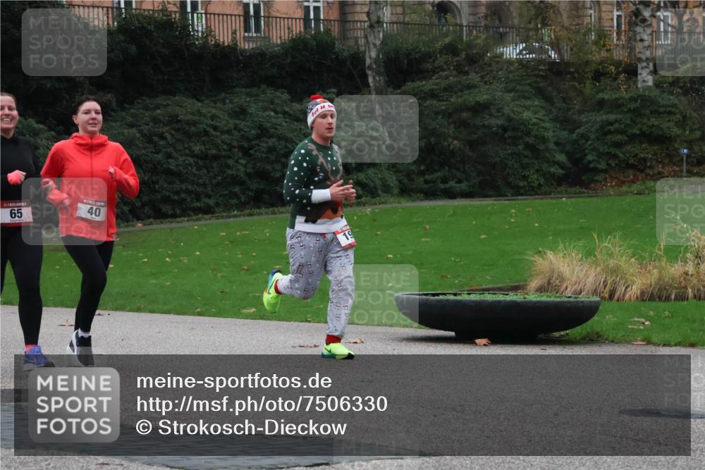 08.12.2024 - St. Pauli X-Mass-Run No. 14 Strokosch-Dieckow http://msf.ph/oto/7506330 08.12.2024 09:42:30 Laufen 65, 40, 19 meine-sportfotos.de