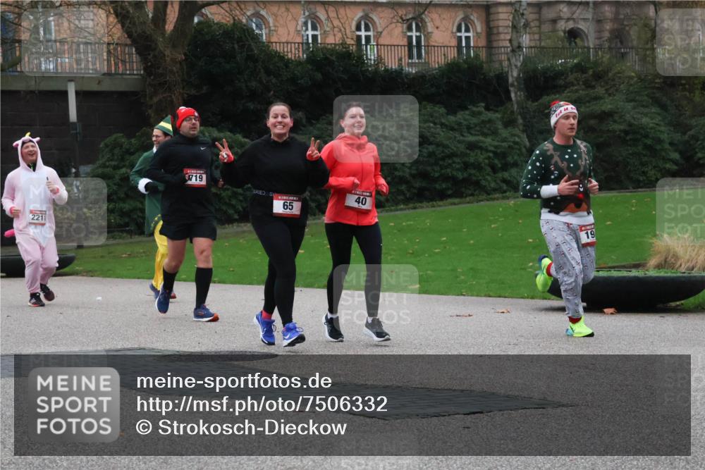08.12.2024 - St. Pauli X-Mass-Run No. 14 Strokosch-Dieckow http://msf.ph/oto/7506332 08.12.2024 09:42:30 Laufen 2211, 719, 65, 40, 19 meine-sportfotos.de