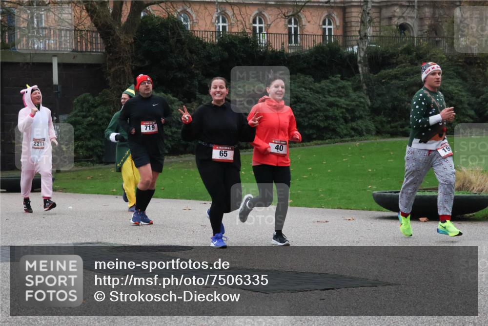 08.12.2024 - St. Pauli X-Mass-Run No. 14 Strokosch-Dieckow http://msf.ph/oto/7506335 08.12.2024 09:42:31 Laufen 719, 2211, 40, 65, 19 meine-sportfotos.de
