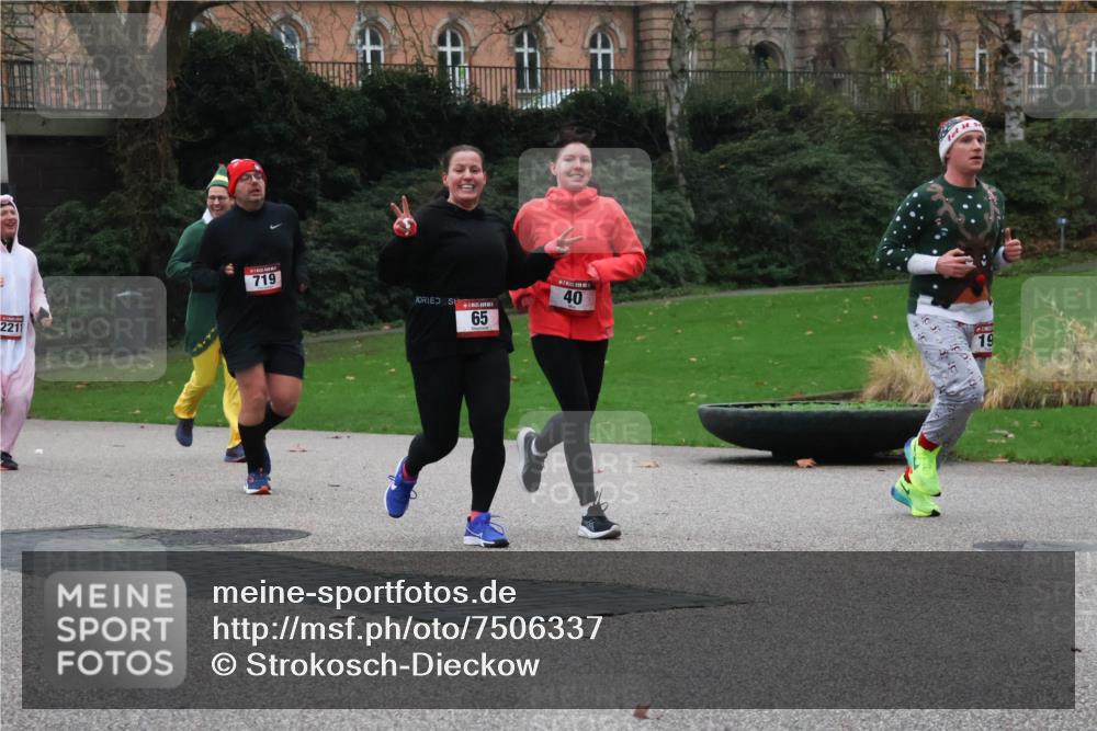 08.12.2024 - St. Pauli X-Mass-Run No. 14 Strokosch-Dieckow http://msf.ph/oto/7506337 08.12.2024 09:42:31 Laufen 2211, 719, 65, 40, 19 meine-sportfotos.de