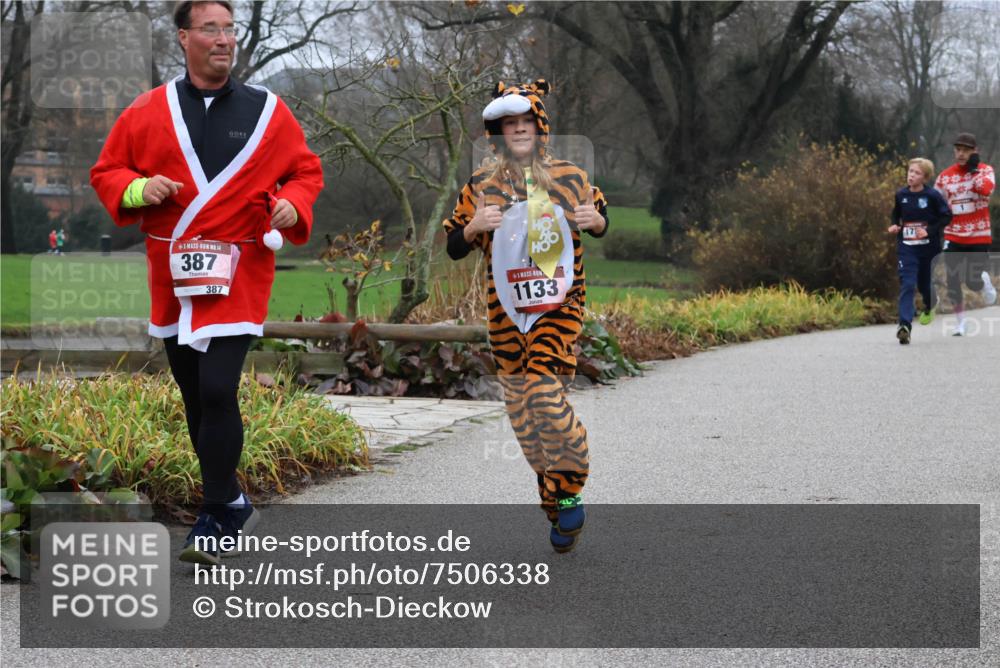 08.12.2024 - St. Pauli X-Mass-Run No. 14 Strokosch-Dieckow http://msf.ph/oto/7506338 08.12.2024 10:44:41 Laufen 14, 387, 387, 1133, 175, 4444 meine-sportfotos.de