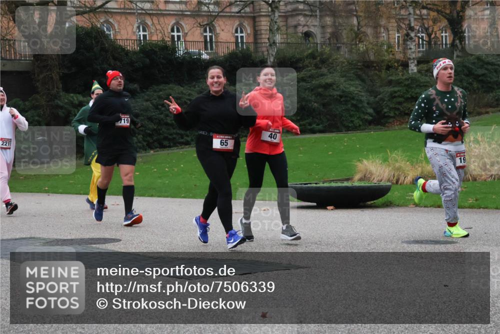 08.12.2024 - St. Pauli X-Mass-Run No. 14 Strokosch-Dieckow http://msf.ph/oto/7506339 08.12.2024 09:42:31 Laufen 2211, 19, 65, 40, 19 meine-sportfotos.de