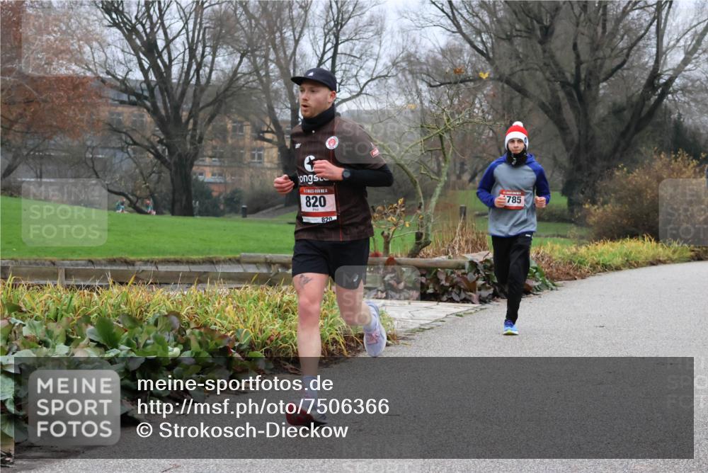 08.12.2024 - St. Pauli X-Mass-Run No. 14 Strokosch-Dieckow http://msf.ph/oto/7506366 08.12.2024 10:45:06 Laufen 14, 820, 820, 785 meine-sportfotos.de
