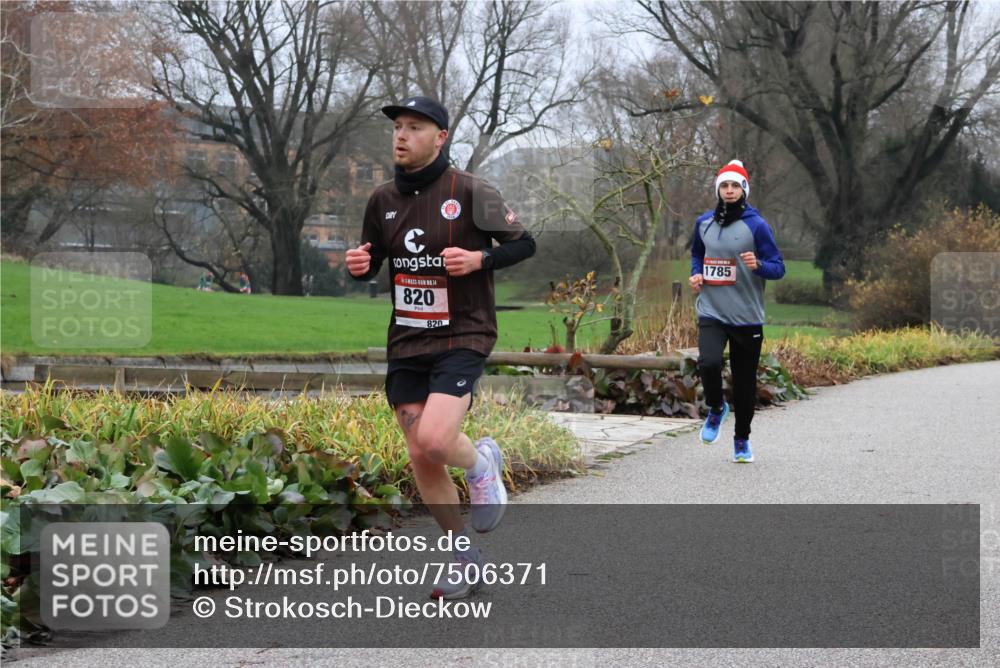 08.12.2024 - St. Pauli X-Mass-Run No. 14 Strokosch-Dieckow http://msf.ph/oto/7506371 08.12.2024 10:45:07 Laufen 14, 820, 820, 1785 meine-sportfotos.de