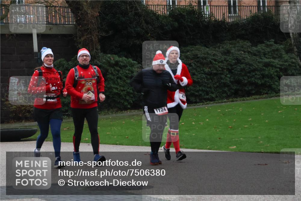 08.12.2024 - St. Pauli X-Mass-Run No. 14 Strokosch-Dieckow http://msf.ph/oto/7506380 08.12.2024 09:42:37 Laufen 1124, 47, 00 meine-sportfotos.de