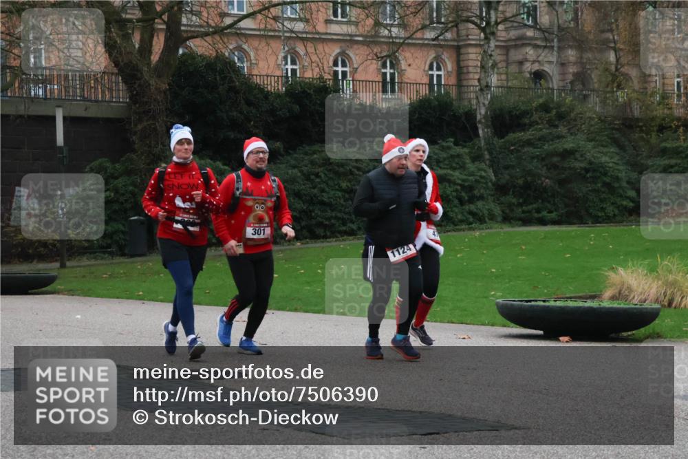 08.12.2024 - St. Pauli X-Mass-Run No. 14 Strokosch-Dieckow http://msf.ph/oto/7506390 08.12.2024 09:42:38 Laufen 301, 1124 meine-sportfotos.de
