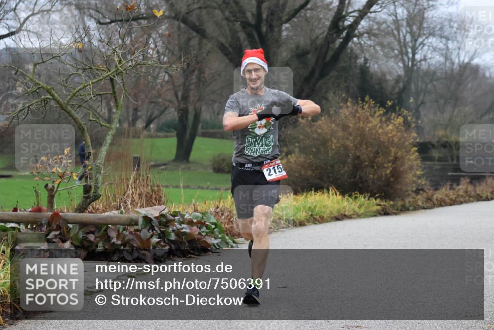 08.12.2024 - St. Pauli X-Mass-Run No. 14 Strokosch-Dieckow http://msf.ph/oto/7506391 08.12.2024 10:45:24 Laufen 238, 720, 215 meine-sportfotos.de