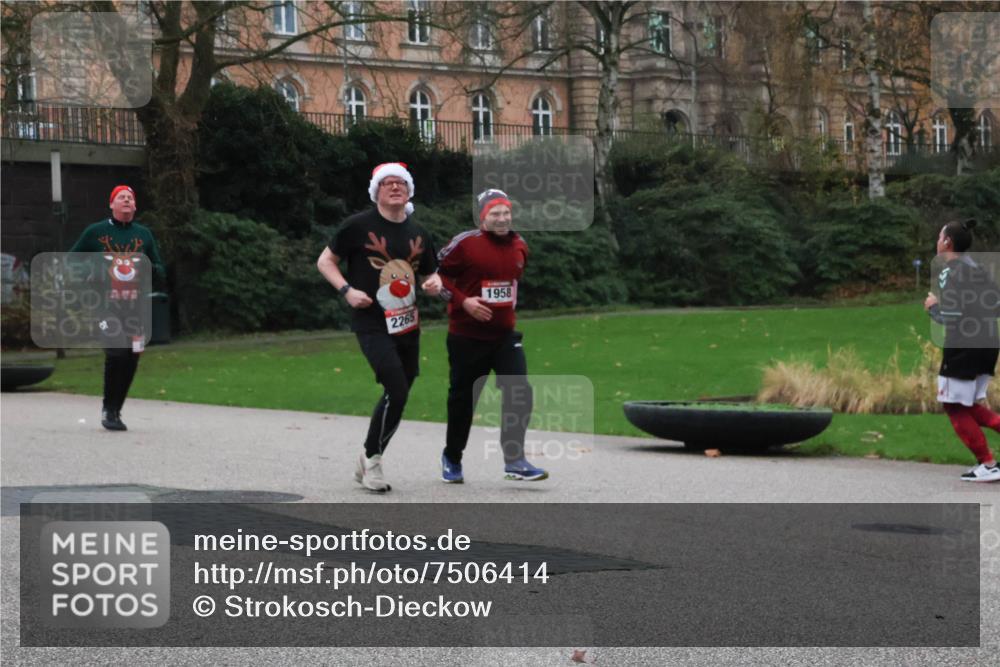 08.12.2024 - St. Pauli X-Mass-Run No. 14 Strokosch-Dieckow http://msf.ph/oto/7506414 08.12.2024 09:42:42 Laufen 2265, 1958 meine-sportfotos.de