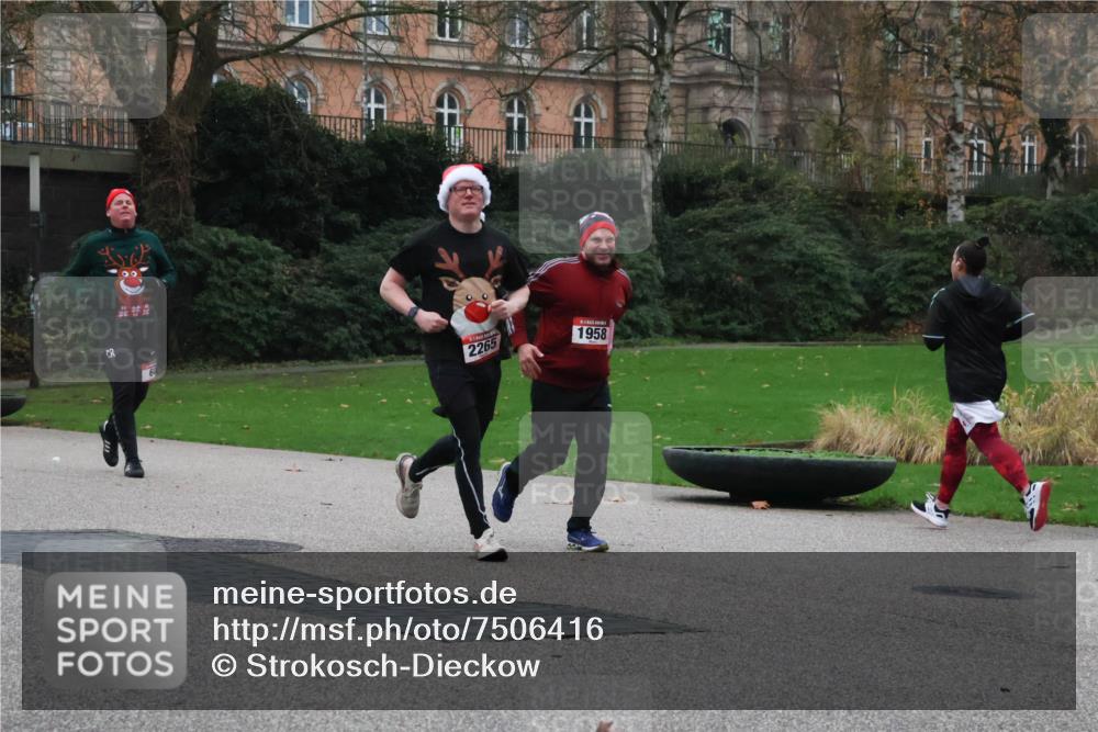 08.12.2024 - St. Pauli X-Mass-Run No. 14 Strokosch-Dieckow http://msf.ph/oto/7506416 08.12.2024 09:42:42 Laufen 4, 2265, 1958 meine-sportfotos.de