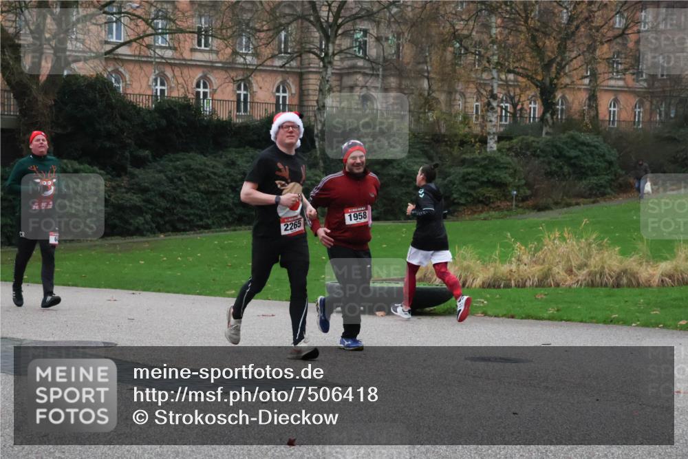 08.12.2024 - St. Pauli X-Mass-Run No. 14 Strokosch-Dieckow http://msf.ph/oto/7506418 08.12.2024 09:42:42 Laufen 2265, 1958 meine-sportfotos.de