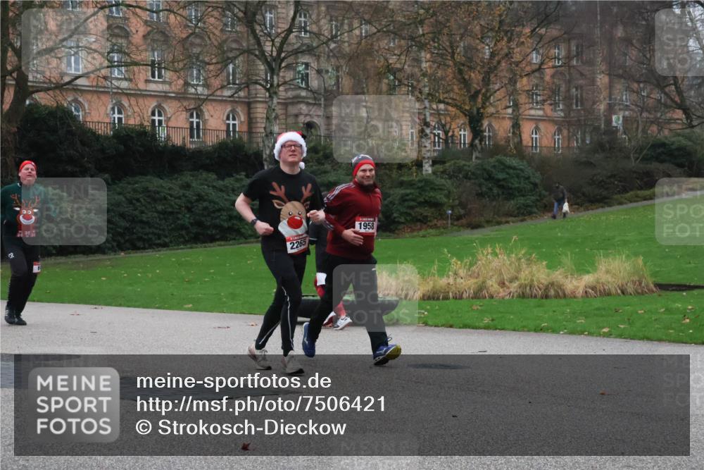08.12.2024 - St. Pauli X-Mass-Run No. 14 Strokosch-Dieckow http://msf.ph/oto/7506421 08.12.2024 09:42:42 Laufen 2265, 1958 meine-sportfotos.de