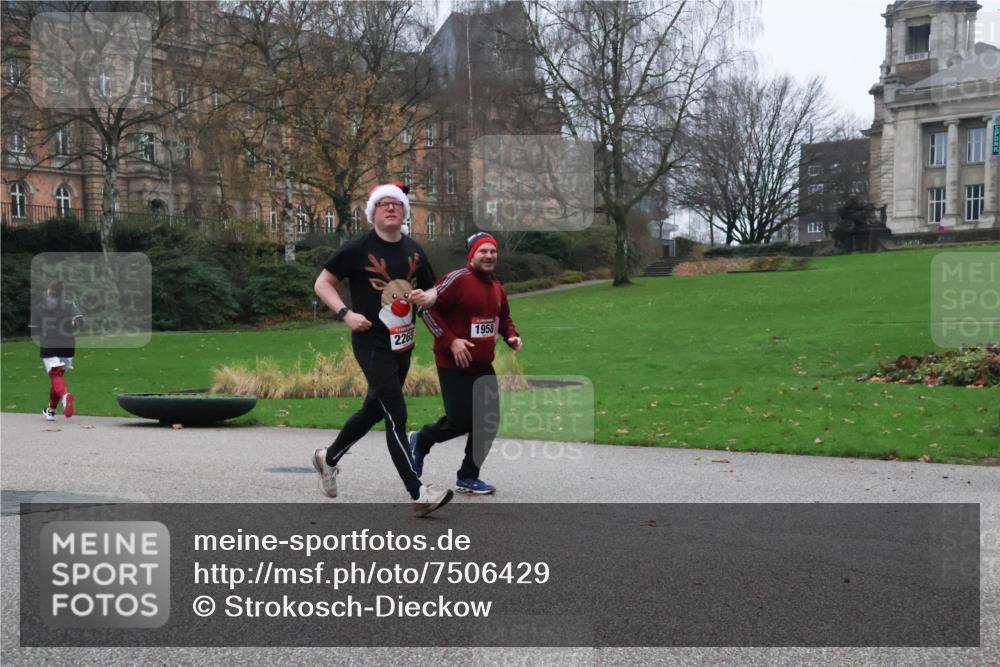08.12.2024 - St. Pauli X-Mass-Run No. 14 Strokosch-Dieckow http://msf.ph/oto/7506429 08.12.2024 09:42:43 Laufen 2265, 1958 meine-sportfotos.de
