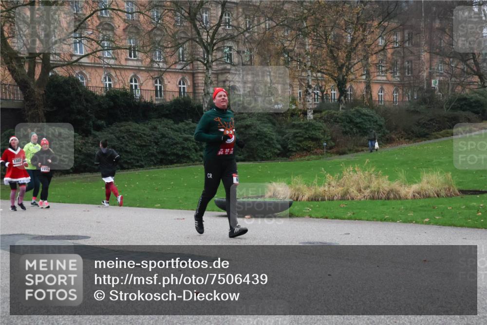 08.12.2024 - St. Pauli X-Mass-Run No. 14 Strokosch-Dieckow http://msf.ph/oto/7506439 08.12.2024 09:42:45 Laufen 1965, 1955 meine-sportfotos.de