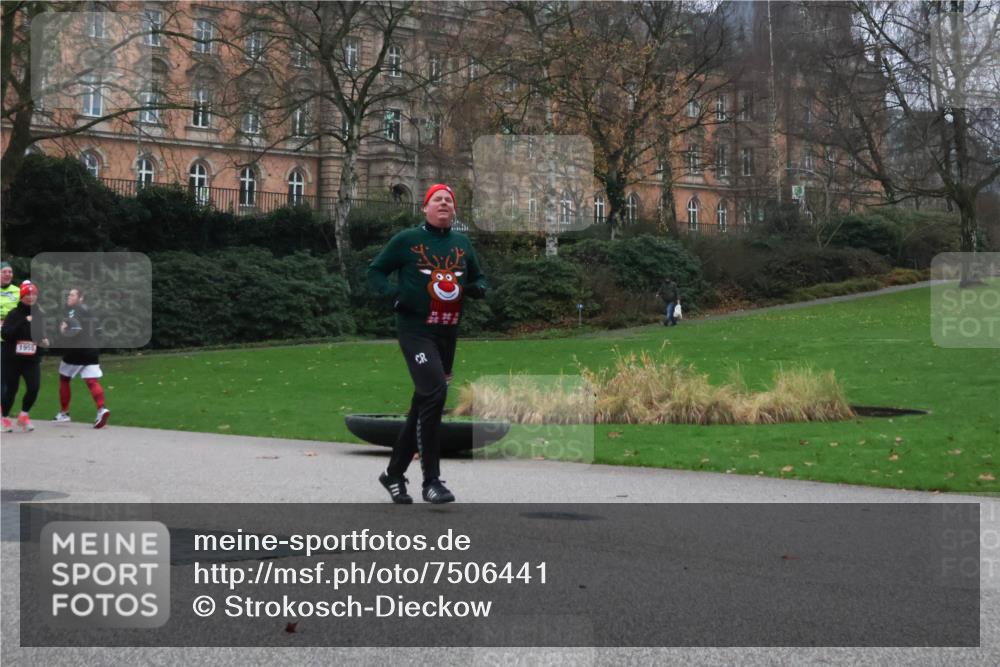 08.12.2024 - St. Pauli X-Mass-Run No. 14 Strokosch-Dieckow http://msf.ph/oto/7506441 08.12.2024 09:42:45 Laufen 1955 meine-sportfotos.de