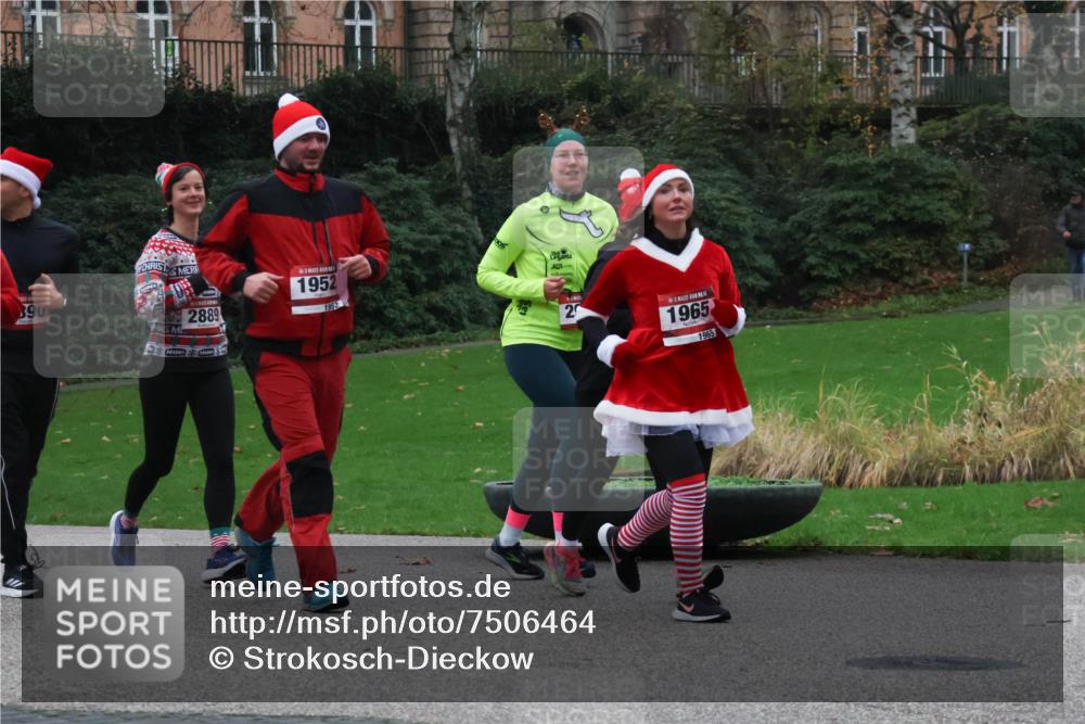 08.12.2024 - St. Pauli X-Mass-Run No. 14 Strokosch-Dieckow http://msf.ph/oto/7506464 08.12.2024 09:42:48 Laufen 390, 2889, 3, 1952, 1952, 1965, 1965 meine-sportfotos.de