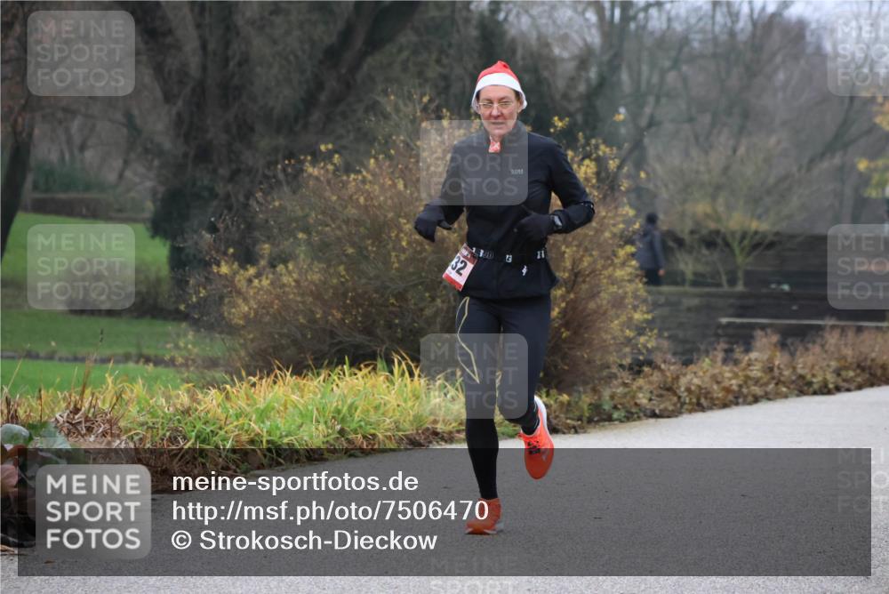 08.12.2024 - St. Pauli X-Mass-Run No. 14 Strokosch-Dieckow http://msf.ph/oto/7506470 08.12.2024 10:46:26 Laufen 32, 13, 21 meine-sportfotos.de