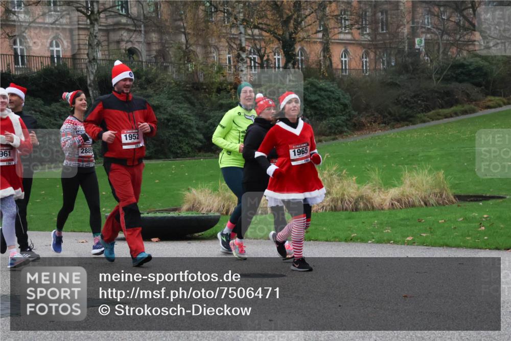08.12.2024 - St. Pauli X-Mass-Run No. 14 Strokosch-Dieckow http://msf.ph/oto/7506471 08.12.2024 09:42:49 Laufen 961, 1961, 2889, 1952, 1965, 1965 meine-sportfotos.de